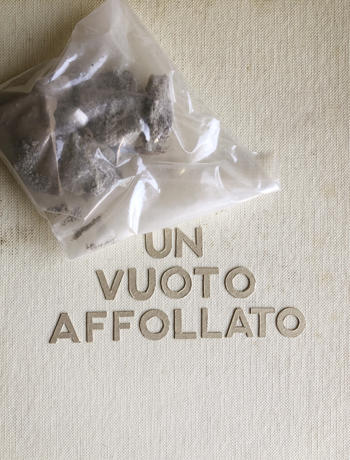 Tra polveri e pezzi di un vuoto affollato – Anna Giuntini